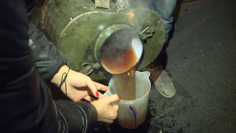 Pelerinii asezati la rand la Mitropolie primesc cate un ceai Imagine