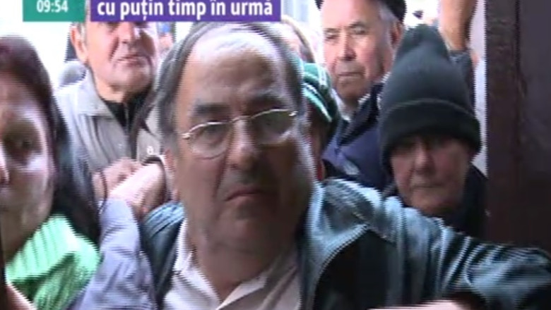 Pensionarii din Lugoj s-au inghesuit pentru bilete la balul seniorilor. S-a stat la coada de aseara Imagine