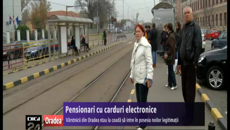 Pensionarii din Oradea stau la coada sa intre in posesia cardurilor electronice de calatorie Imagine
