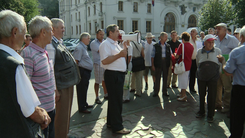 Pensionarii galateni, in strada Imagine