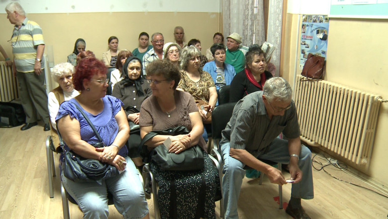 Pensionarii, la limita saraciei. Batranii vin zilnic la ghiseele C.A.R. Galati pentru a face un imprumut  Imagine