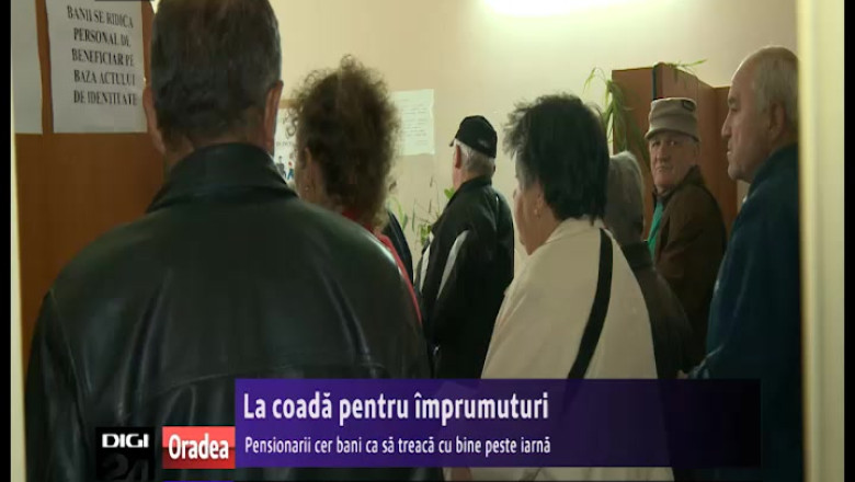Pensionarii stau la coada pentru un imprumut Imagine