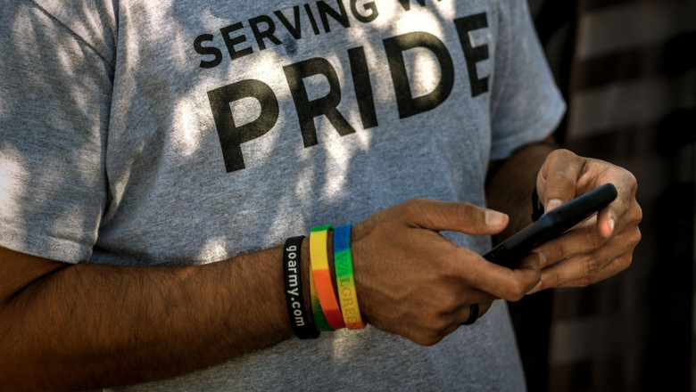 Pentagonul a ajuns la un acord istoric cu veteranii LGBTQ+ concediati in temeiul controversatei politici „nu intreba, nu spune” Imagine