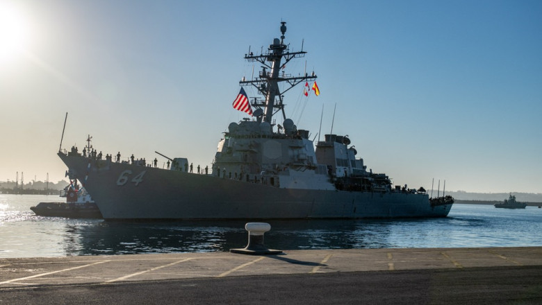 Pentagonul anunta ca o nava de razboi americana si mai multe nave comerciale au fost atacate in Marea Rosie Imagine