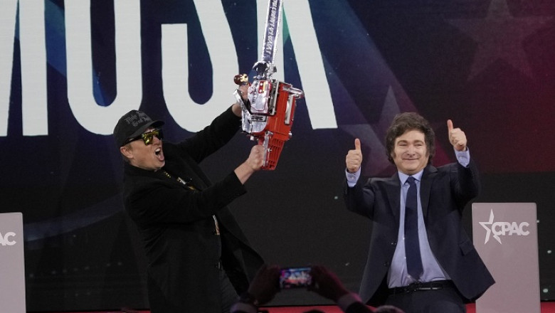 „Pentru birocratie”. Elon Musk a fluturat o drujba deasupra capului, la o conferinta a conservatorilor Imagine