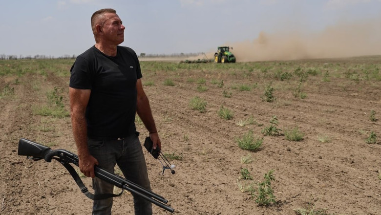 „Pentru noi, pamantul este totul”: Povestea fermierului care a doborat peste 80 de drone rusesti cu un tractor si o pusca de vanatoare Imagine