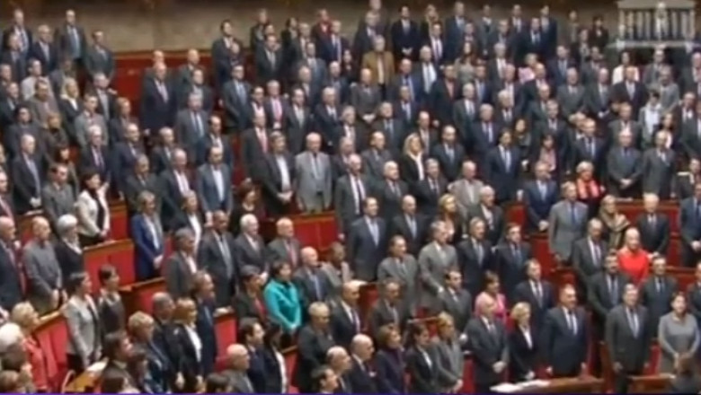 Pentru prima data din 1918. Marseilleza, cantata de parlamentarii francezi Imagine