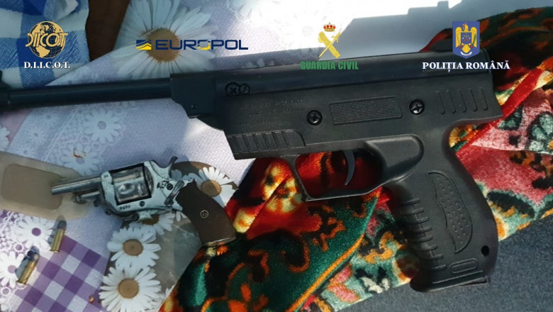 Perchezitii de amploare la o grupare care ar fi introdus in Romania arme furate din Spania Imagine
