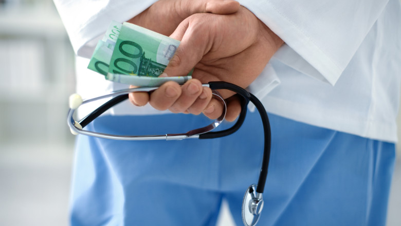 Perchezitii DNA la Administratia Spitalelor. Directorul adjunct ar fi luat mita pentru numirea unui director de spital (surse) Imagine