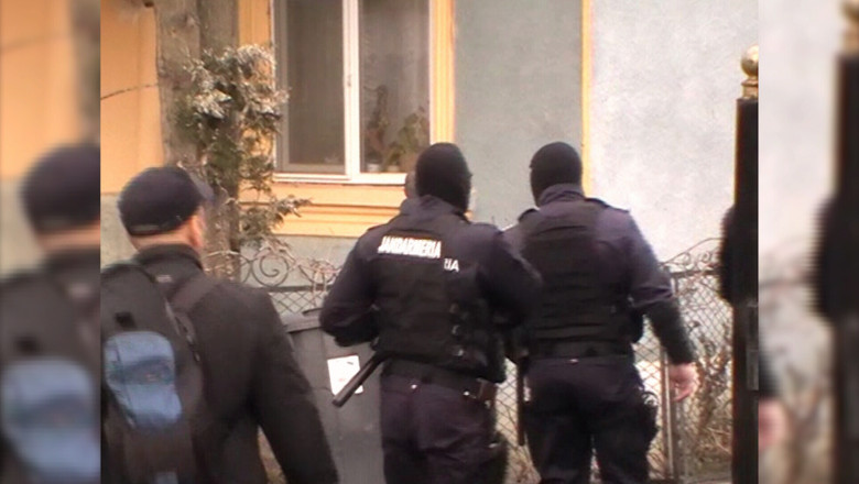 Perchezitii domiciliare in Mehedinti, pentru sustragere de material lemnos Imagine