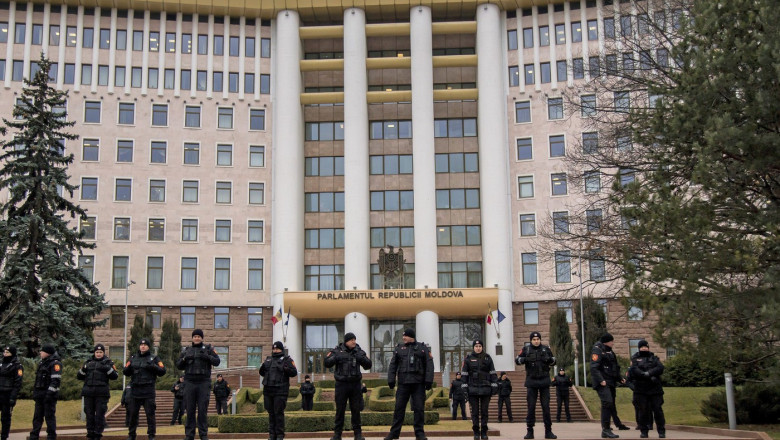 Perchezitii in Parlamentul Republicii Moldova. Doua persoane care spionau pentru Rusia au fost retinute la Chisinau Imagine