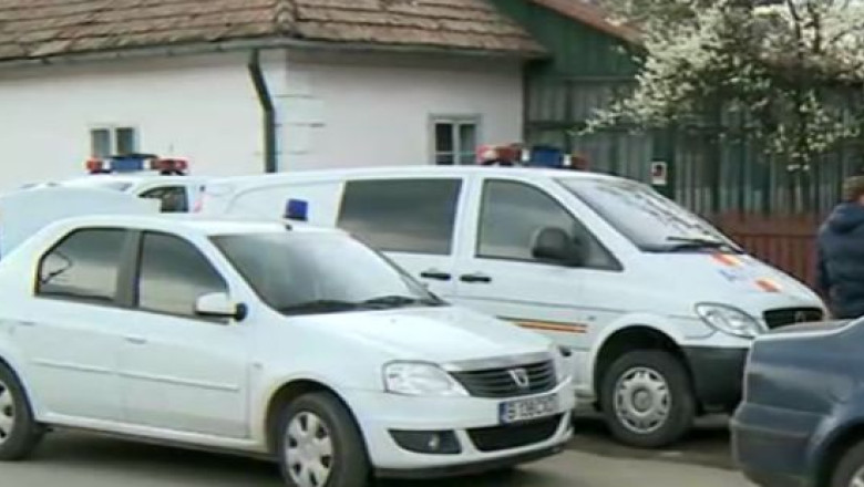 Perchezitii la casa parintilor lui Vasile Lavric. Anchetatorii cred ca barbatul a ingropat trei surori in curtea casei Imagine