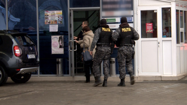 Perchezitii la cea mai mare firma de taxi din Iasi. De la locuinta patronului, politistii au ridicat suma de 200.000 de lei Imagine