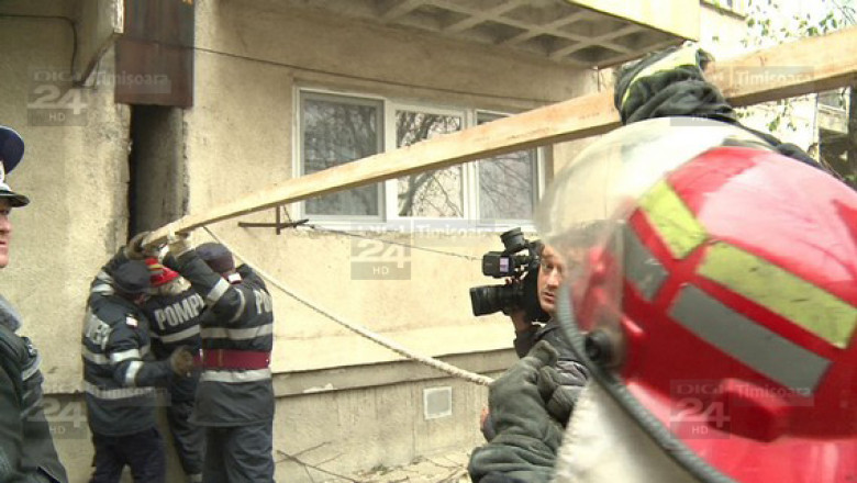 Perchezitii la contrabandisti, tigari aruncate intre blocuri. Au fost chemati pompierii sa le scoata Imagine