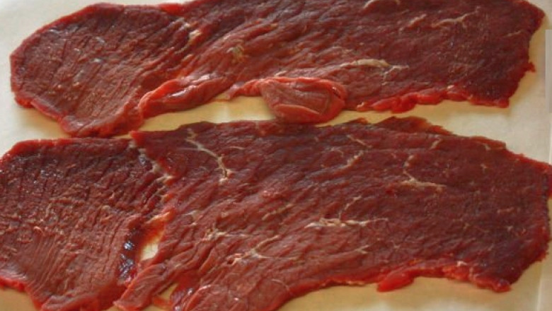 Perchezitii la distribuitori de carne de vita intr-un dosar de evaziune fiscala. Prejudiciu: 1,4 milioane de euro. Cinci persoane au fost retinute Imagine