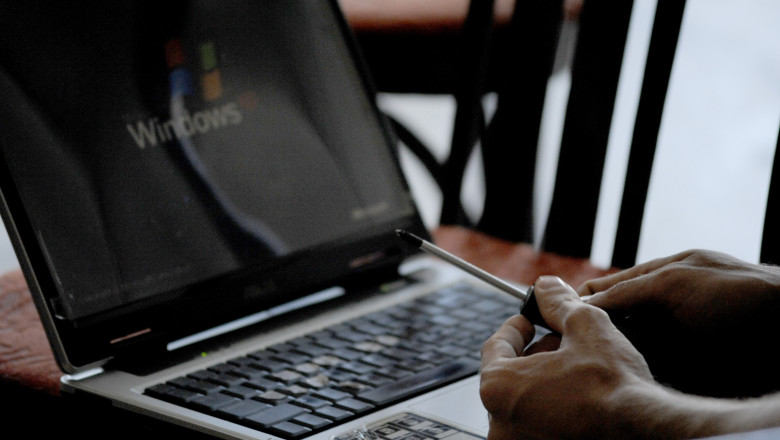 Perchezitii la infractori informatici romani care inselau straini. Serviciile Secrete din SUA, implicate Imagine