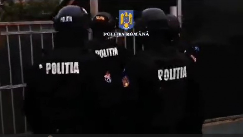 Perchezitii la un argesean care ar fi tras cu un pistol airsoft si cu petarde asupra cainilor vecinului Imagine