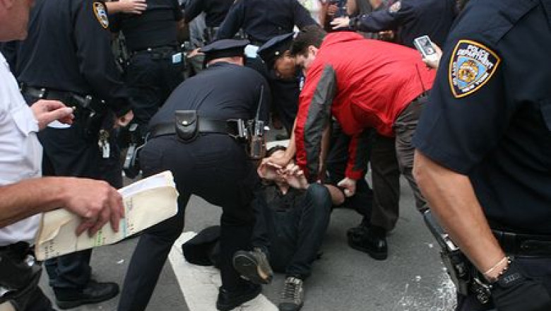 Perchezitiile corporale spontane efectuate de politia din New York sunt neconstitutionale Imagine