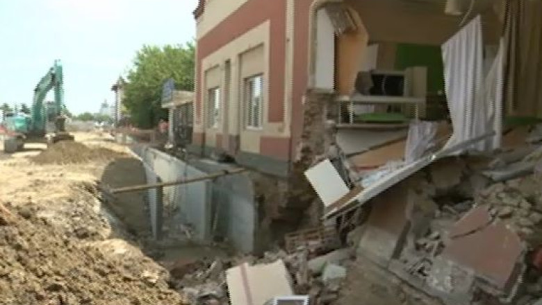 Perete prabusit dupa sapaturi cu excavatorul Imagine