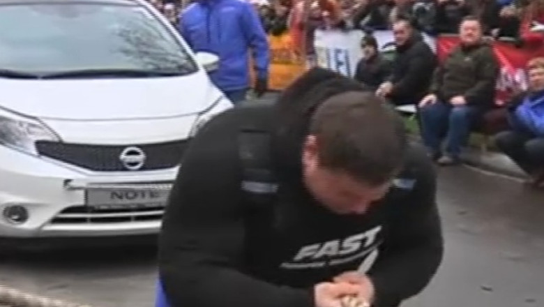 Performanta de Cartea de Recordurilor. Un lituanian a tras 12 masini remorcate pe o distanta de cinci metri Imagine