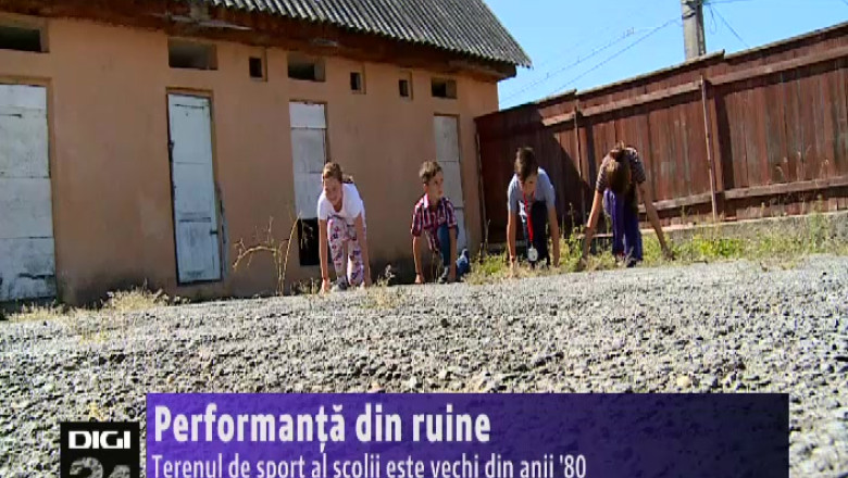 Performanta din ruine. Terenul unei scoli din Sacele este vechi din anii '80 Imagine