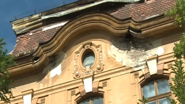 Performanta printre ruine. Elevii unui prestigios liceu din Timisoara invata intr-o scoala care sta sa cada peste ei Imagine