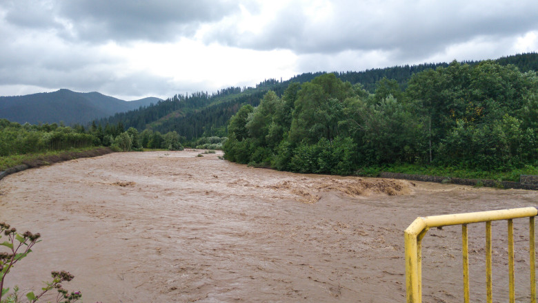 Pericol de inundatii in mai multe zone din tara. A fost emis cod galben Imagine