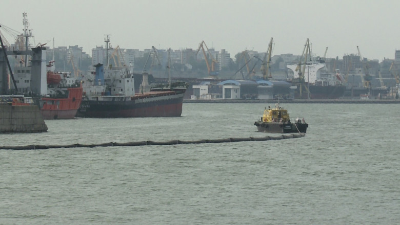 Pericol de poluare in Portul Constanta. La 10 km de mal au aparut pete de combustibil  Imagine