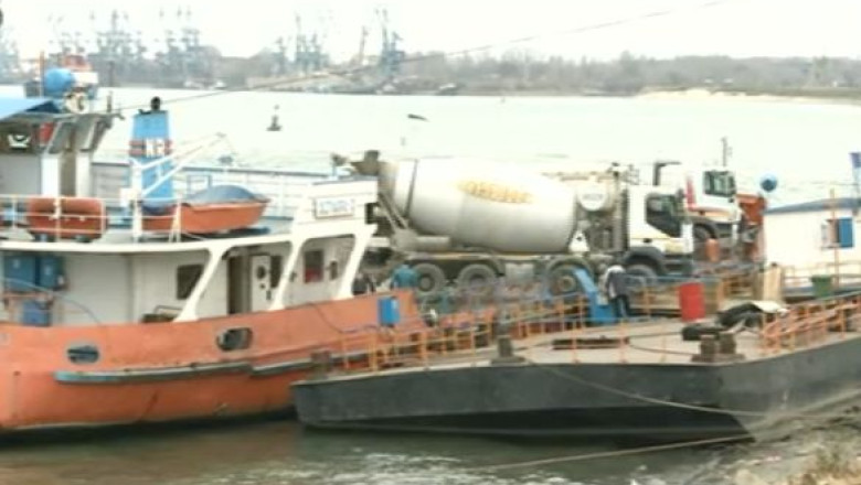 Pericol de poluare pe Dunare. Aproape 850 de tone de ingrasamant chimic au ajuns pe fundul apei Imagine