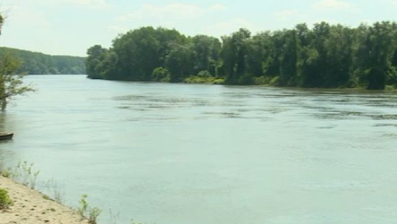 Pericol. Dunarea a depasit cota de atentie si a inundat faleza din Galati Imagine