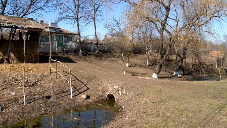 Pericol ignorat. Gunoiul de grajd depozitat pe pamant otraveste sursele de apa Imagine