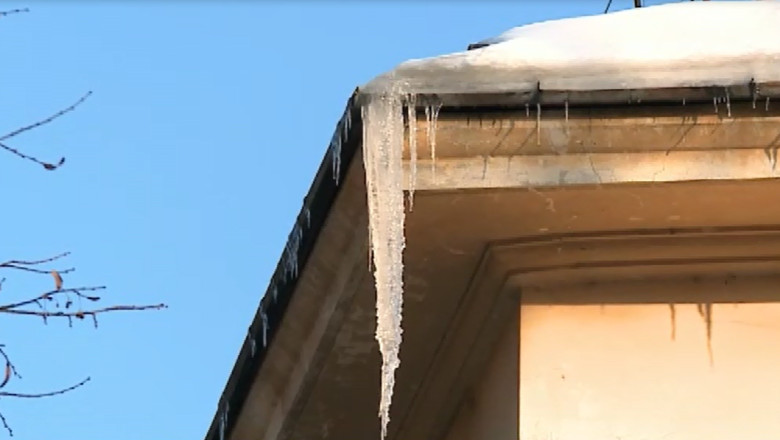 Pericol in apropierea blocurilor. Cad turturi    Imagine