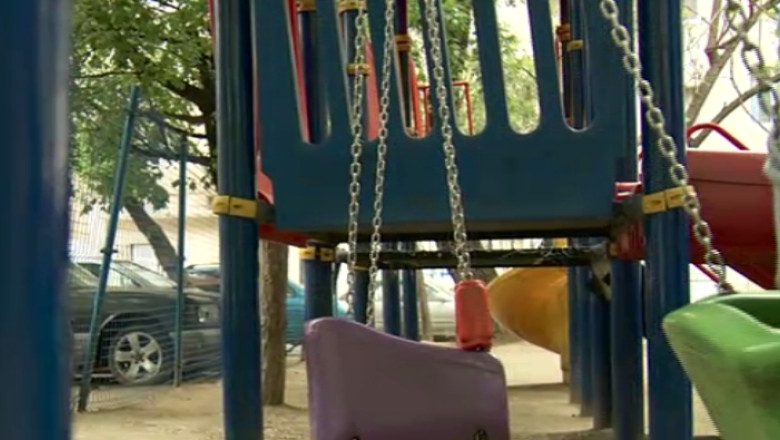 Pericol la locul de joaca: Instalatii defecte si legate cu sarma Imagine