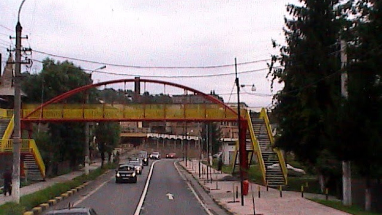 Pericol pe DN1. Doua stanci cu diametrul de 70 de centimetri risca sa se prabuseasca Imagine