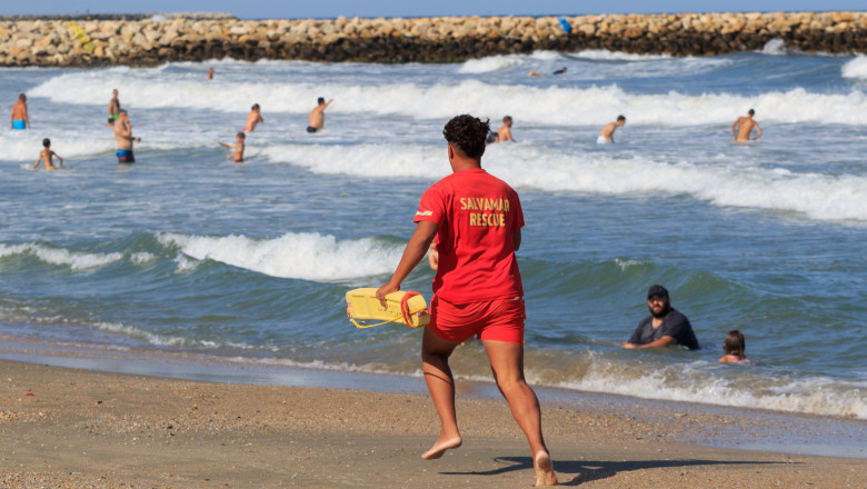 Pericol pe litoralul romanesc: a fost arborat steagul rosu. Un turist a murit inecat la Jupiter Imagine