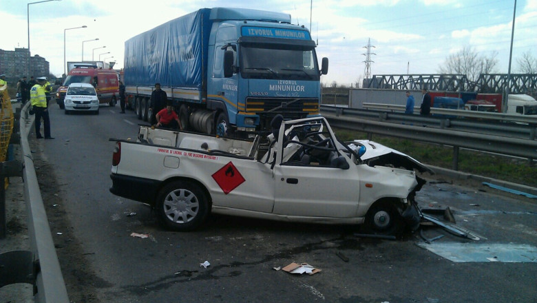 Pericol pe soseaua de centura a Oradei. Un TIR a izbit frontal o dubita incarcata cu butelii pline Imagine