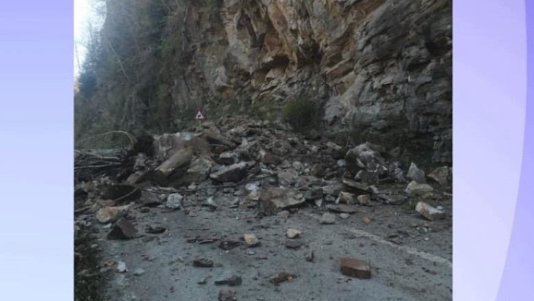 Pericol pe Transalpina din cauza caderilor de pietre. Traficul este blocat Imagine