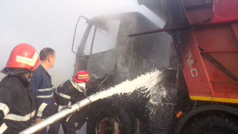 Pericol pe un drum national din Bihor. Un incendiu a cuprins un camion Imagine