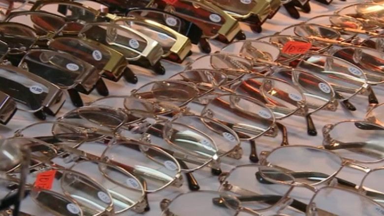 Pericol pentru ochi. Ochelari „pe incercate”, cumparati de la taraba Imagine