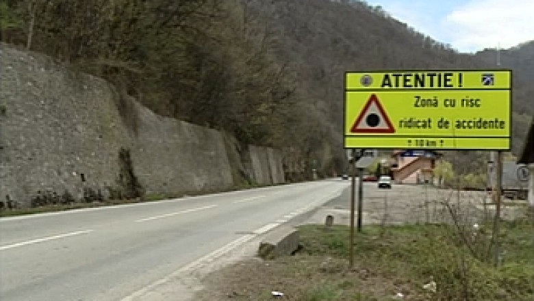 Pericole pe Valea Oltului: Pe sosea cad stanci, gheata si zapada de pe versanti Imagine