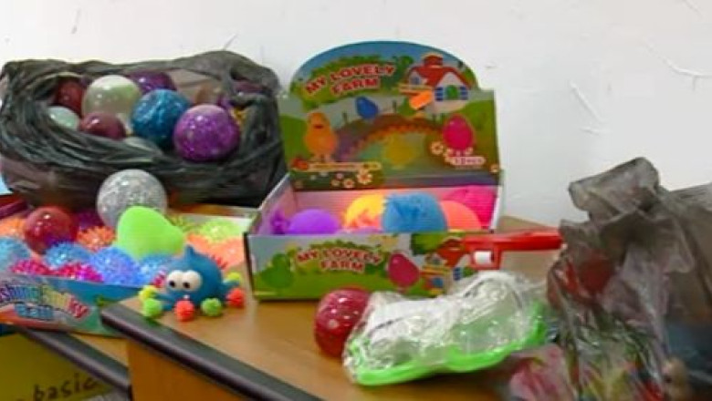Pericolul din rafturile cu jucarii. Comerciantii au scos la vanzare produse care sunt interzise in Europa Imagine