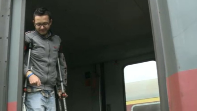 Persoane cu dizabilitati, la mila calatorilor pentru a urca in tren Imagine