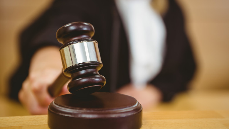 Persoanele condamnate definitiv pentru infractiuni savarsite cu intentie nu pot candida in functii publice. Legea a fost promulgata Imagine