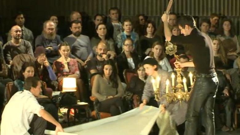 „Pescarusul” lui Cehov, jucat la Opera. Actorii, in spatele cortinei, spectatorii, pe scena Imagine