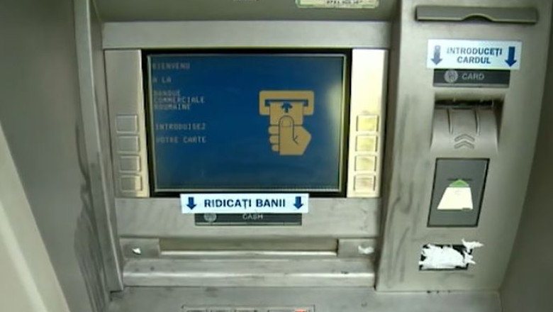 ”Pescuiau” bani din bancomate... cu banda adeziva Imagine