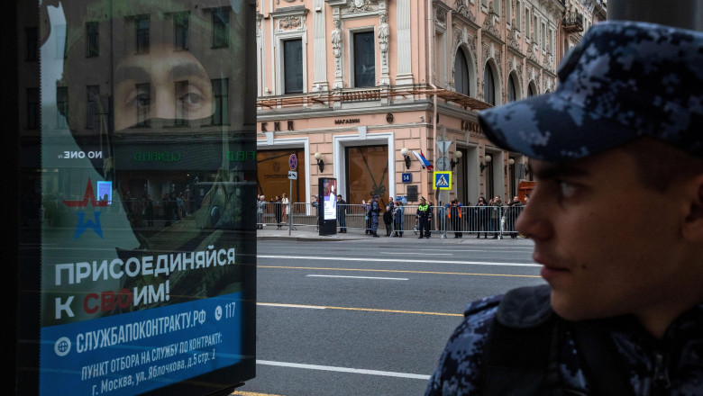 Peste 1.000 de rusi se inroleaza zilnic in armata, spune Kievul. Cei din regiunile sarace sunt atrasi in special de salarii Imagine