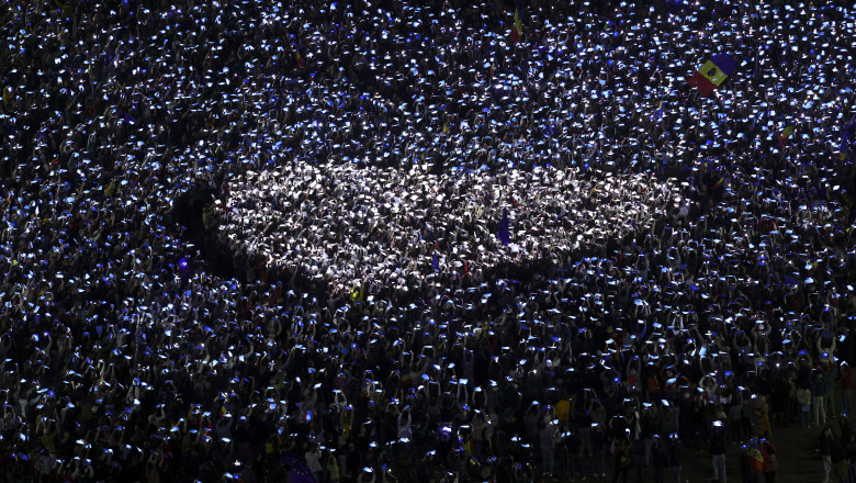 Peste 10.000 de oameni, la mitingul pro-UE din Piata Victoriei. „Europa ne uneste, extremismul ne loveste” Imagine