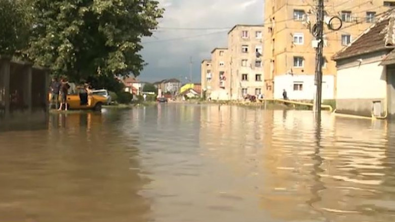 Peste 100 de gospodarii inundate in Caransebes  Imagine