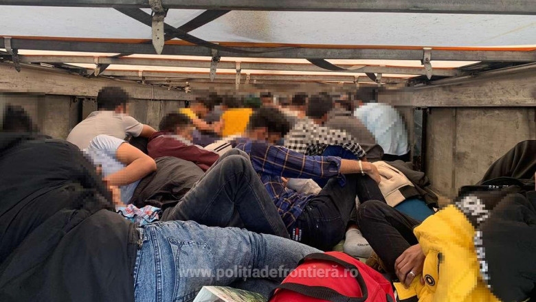 Peste 100 de migranti ascunsi in doua TIR-uri printre frigidere au incercat sa traverseze ilegal granita catre vestul Europei Imagine
