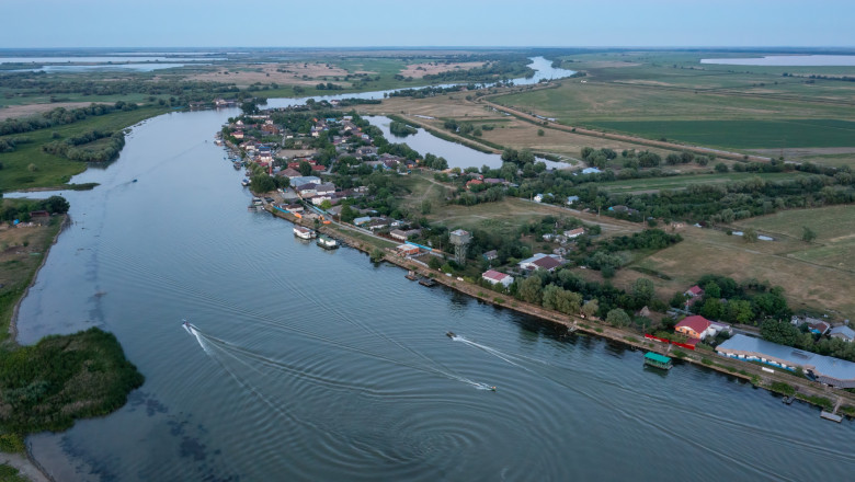 Peste 100 de persoane vaslesc in caiace sau in barci fara motor, pe primul traseu de turism lent din Delta Dunarii Imagine